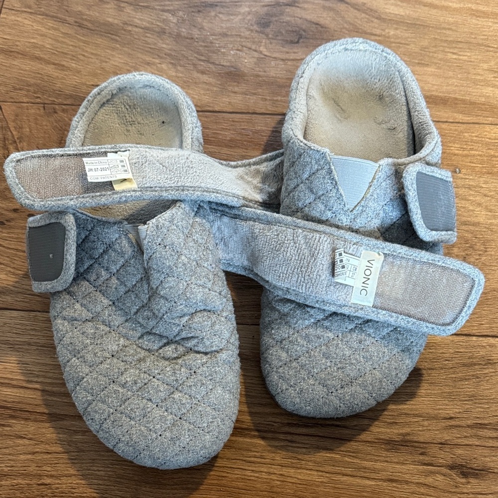 Vionic Kids Quilted Gray Slippers